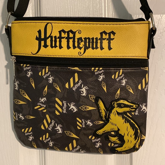 Hufflepuff cross-body purse - Picture 2 of 9